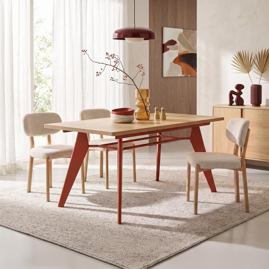 Mesa de jantar extensível MELOE de 140/180 cm com pés de metal em terracota e tampo com acabamento em carvalho.