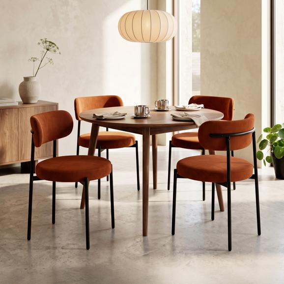 Set van 4 IRIS stoelen met terracotta corduroy bekleding en zwarte metalen poten.
