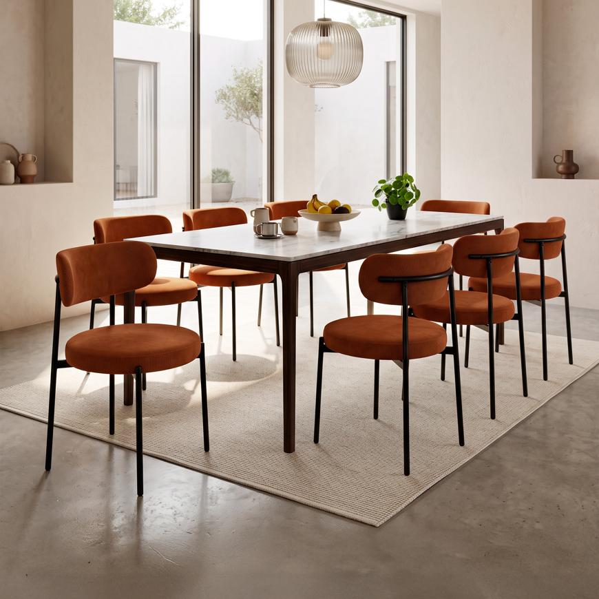 Set van 8 IRIS stoelen met terracotta corduroy bekleding en zwarte metalen poten.