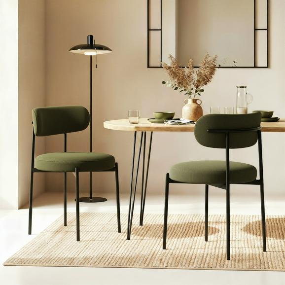 Set med 2 moderna IRIS-stolar i khakifärgad manchester