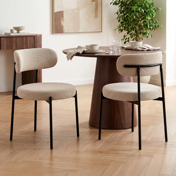 Set aus 2 gepolsterten IRIS-Stühlen in beigefarbenem Cord mit schwarzen Metallbeinen
