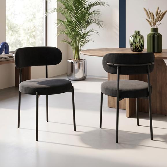 Set di 2 poltrone IRIS imbottite in velluto a coste nero con gambe in metallo nero.