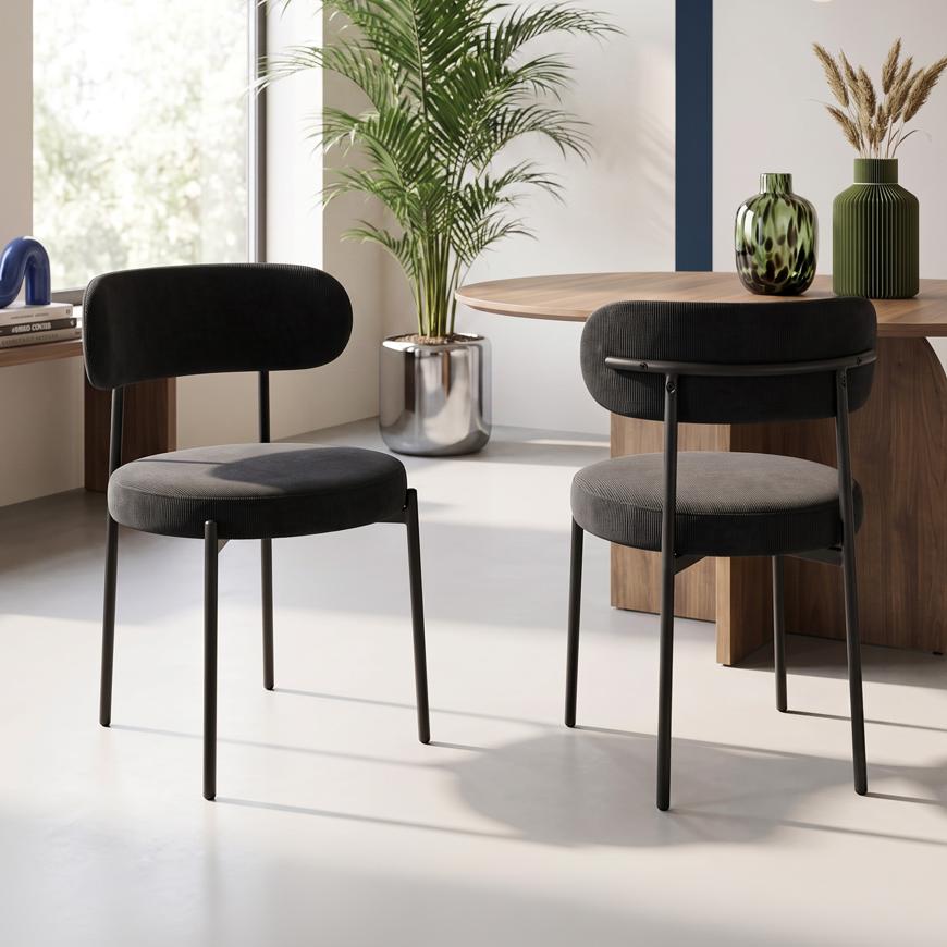 Set di 2 poltrone IRIS imbottite in velluto a coste nero con gambe in metallo nero.
