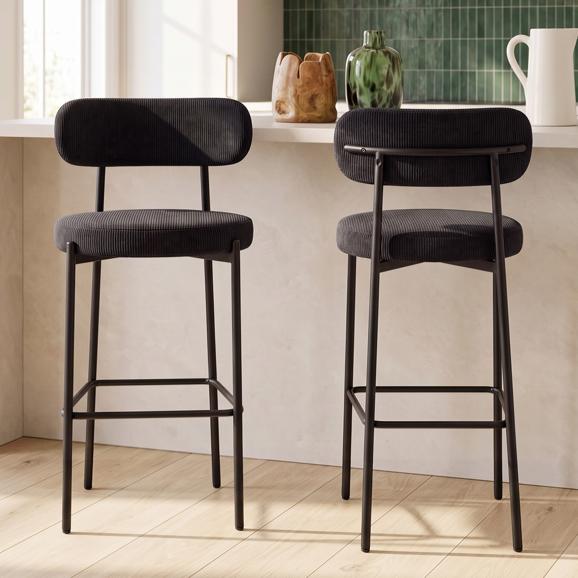 Set di 2 sgabelli da bar, alti 75 cm, rivestiti in velluto a coste nero con gambe in metallo nero, IRIS