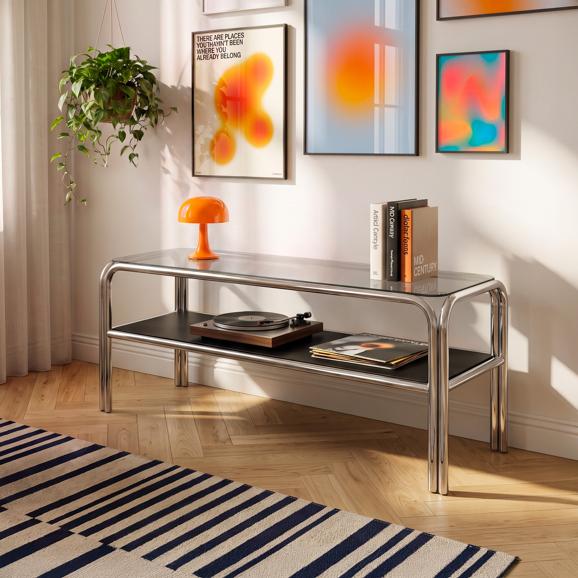 120 cm hoher TV-Ständer mit schwarzer Ablagefläche aus gehärtetem Glas und MDF-Regalboden, verchromtem Metallgestell – AMAYA