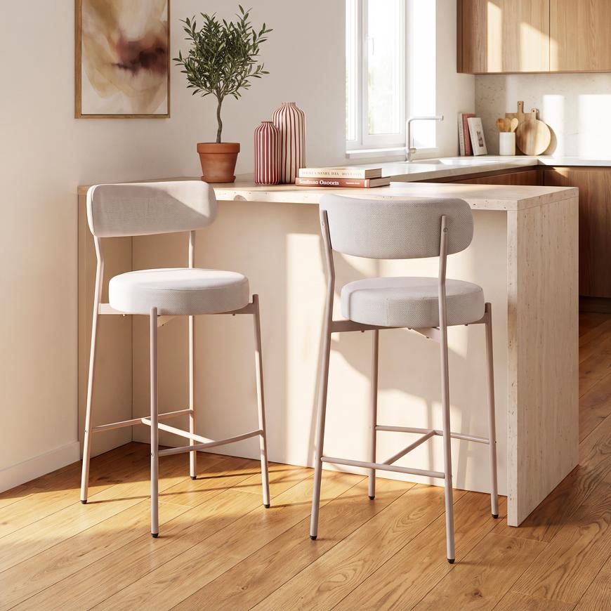 Set di 2 sgabelli da bar GABY, alti 75 cm, rivestiti in tessuto ciniglia beige con gambe in metallo beige.